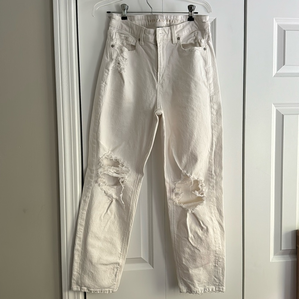 Women’s American Eagle size 8 white jeans.